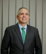 Natural de Itumbiara-GO, é formado em medicina veterinária. Trabalhou de 2000 a 2013 na iniciativa privada, nas áreas de nutrição, reprodução e assistência técnica a fazendas de gado de corte. Servidor público estadual na Agência de Defesa Agropecuária do Estado do Tocantins (Adapec) desde 2013 onde atuou como Chefe local, Supervisor, Responsável Técnico por programa sanitário, Gerente de Inspeção Animal e e atualmente é Diretor de Defesa, Inspeção e Sanidade Animal.