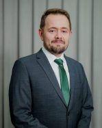 Natural de Colinas do Tocantins, é graduado em medicina veterinária pela Universidade Federal do Tocantins desde 2006 e possui MBA em Gestão Pública. Atua na área de Defesa Agropecuária desde 2007, sendo servidor público de carreira desde 2013, no cargo de Inspetor de Defesa Agropecuária, e atualmente está na função de Gerente de Sanidade Animal, na Agência de Defesa Agropecuária do Tocantins (Adapec).